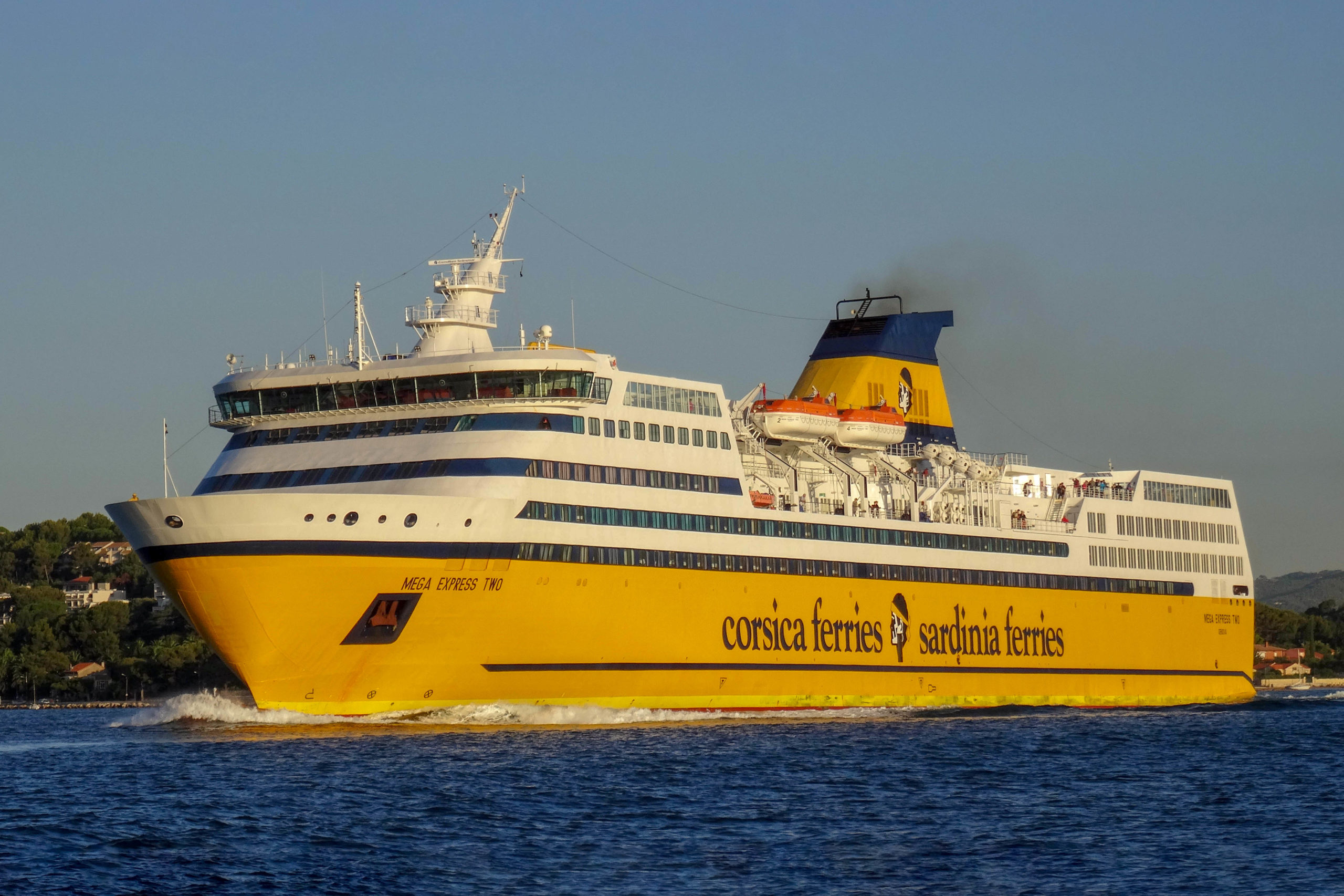 A Livorno una nave carica di musicisti aspetta i turisti diretti in Sardegna