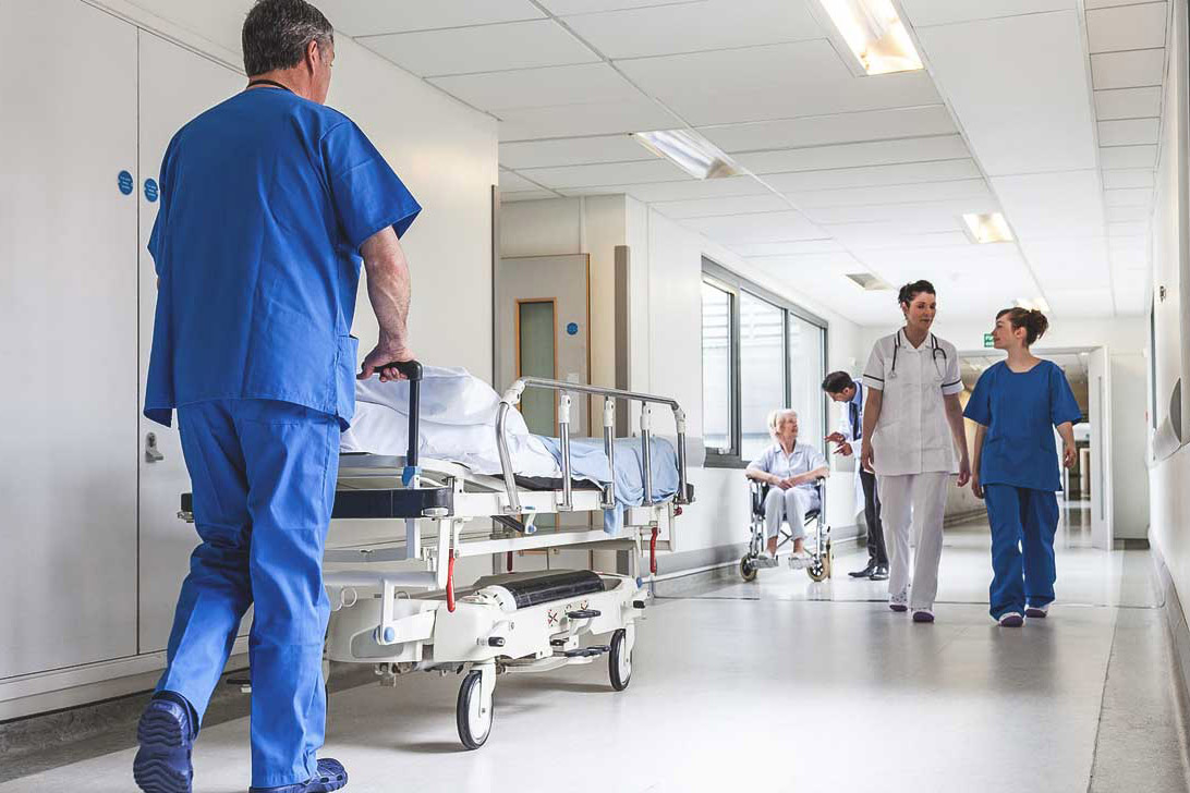 Oss e personale medico in un corridoio d'ospedale