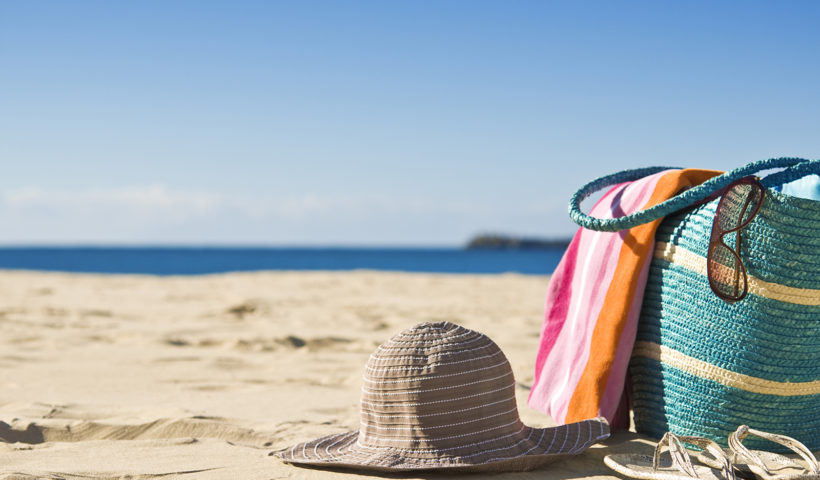 Borsa e cappello sulla spiaggia