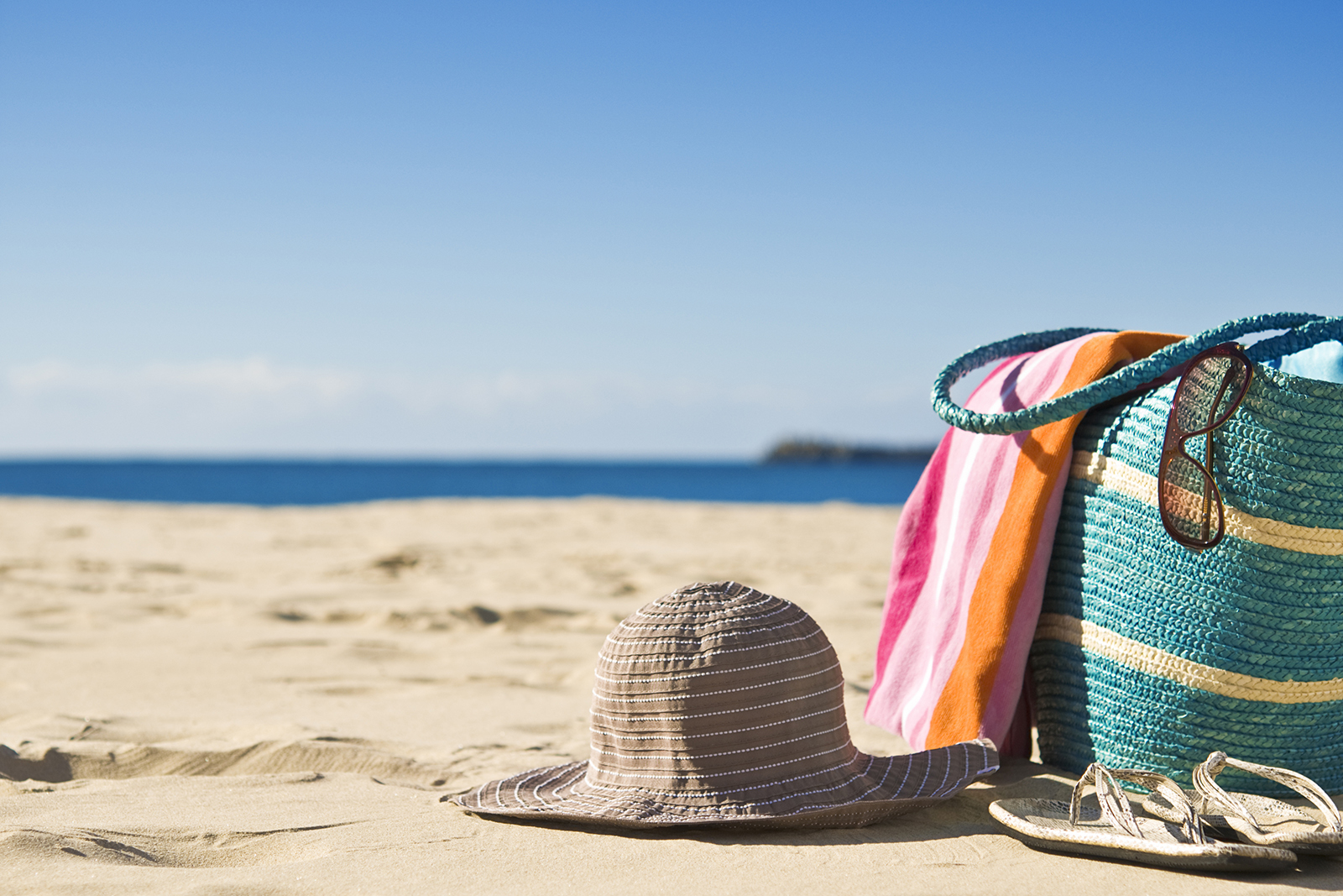 Borsa e cappello sulla spiaggia