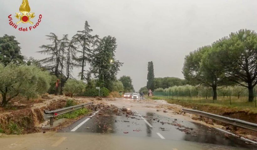 Strada allagata per il maltempo