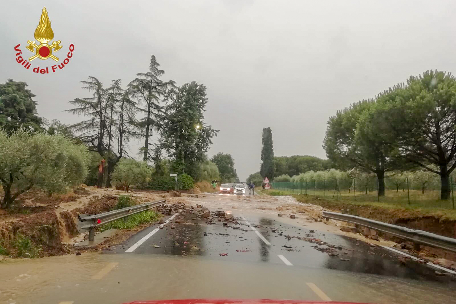 Strada allagata per il maltempo