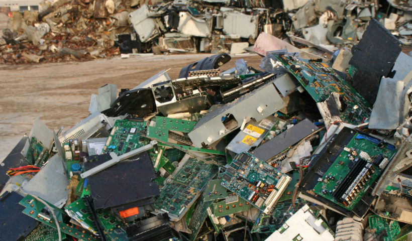 Una discarica di materiali elettronici