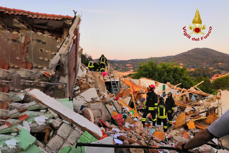 Vigili del fuoco a Elba crollo palazzina