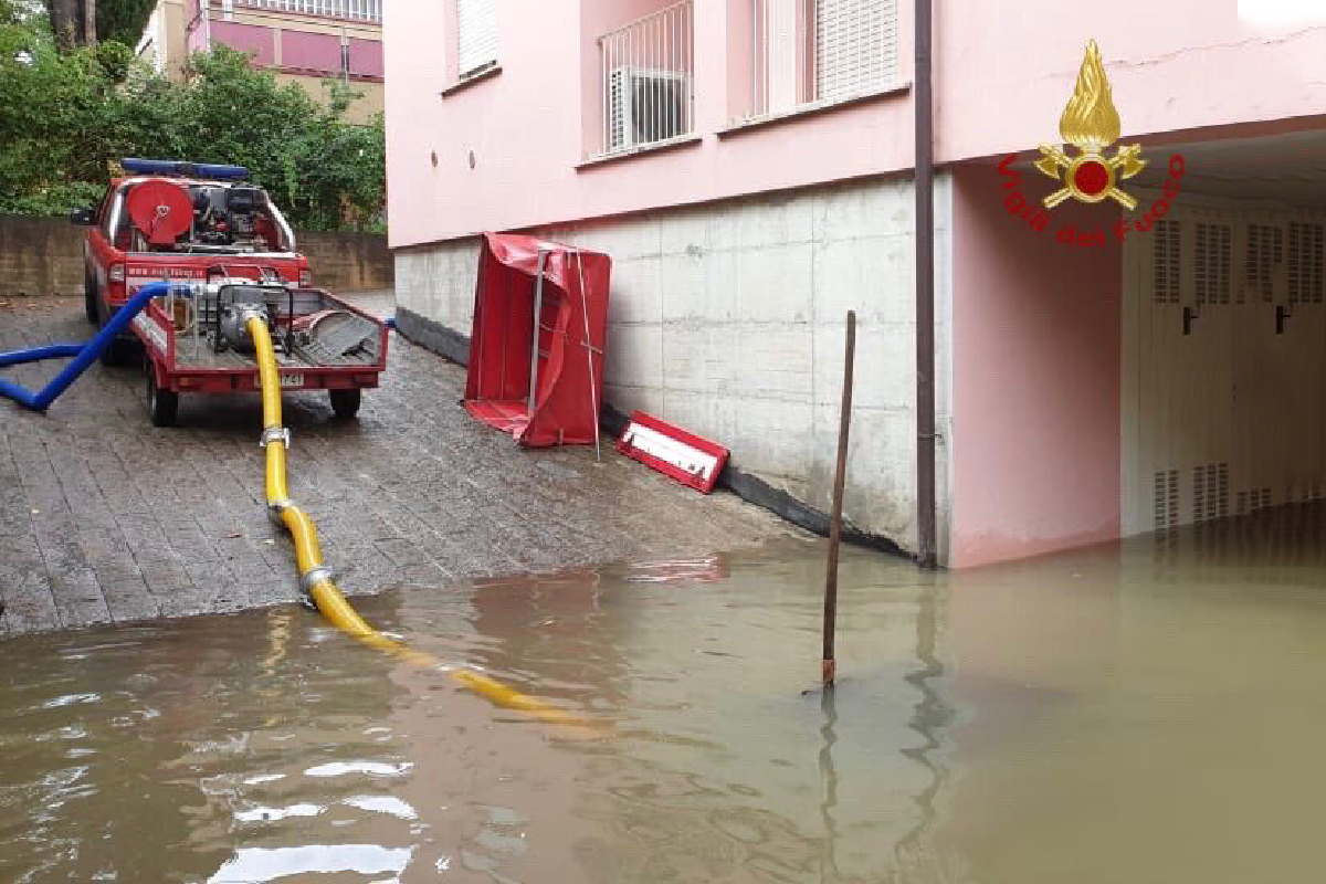 Vigili del fuoco ad Arezzo scantinati allagati