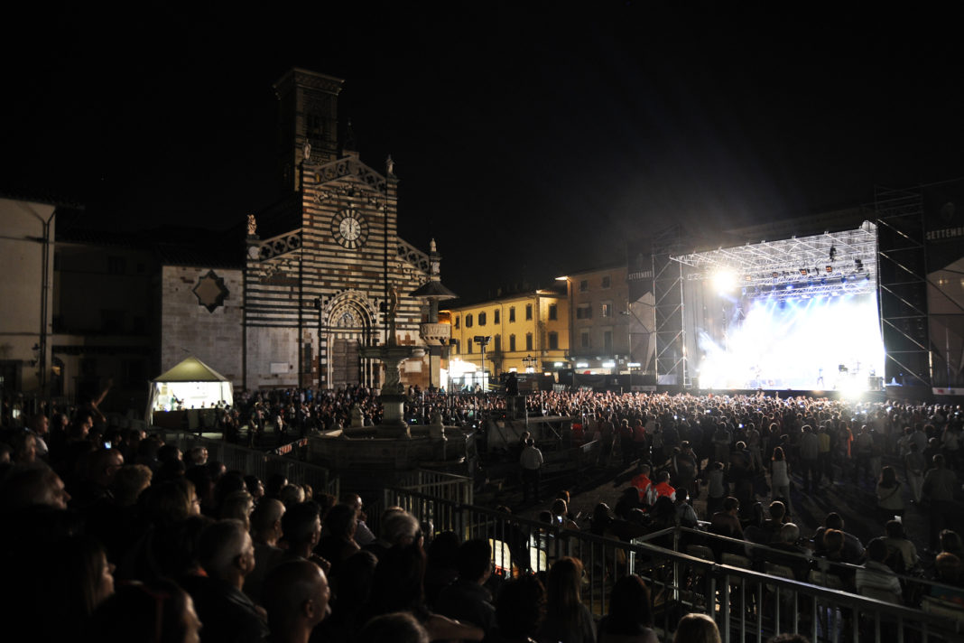 Pubblico a un concerto in piazza Duomo