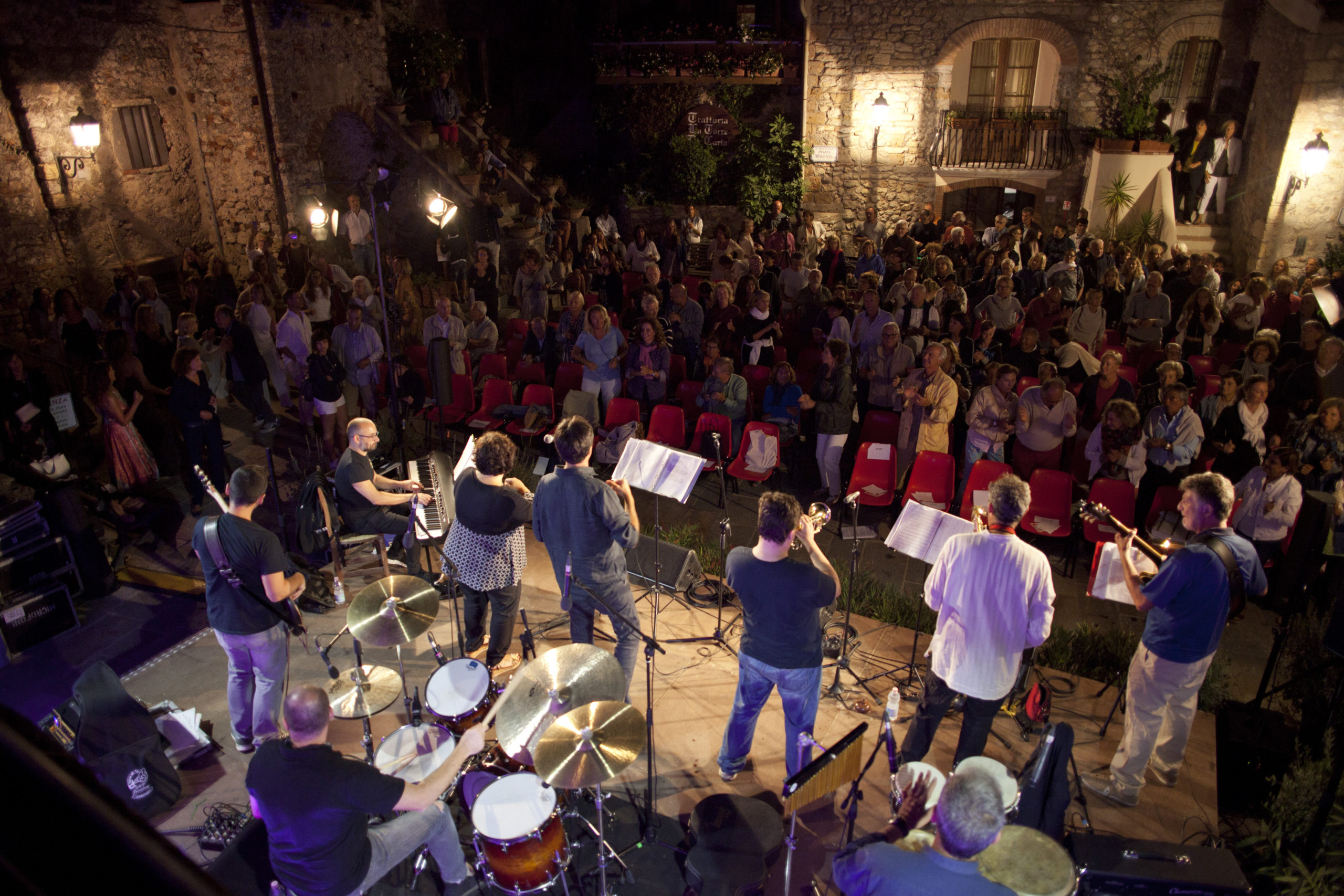 Giornalisti musicisti sul palco, a Capalbio suona The scoop jazz band