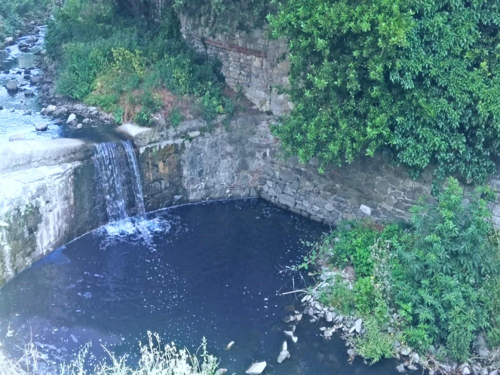 Fabbrica scarica acqua colorata e inquina un torrente