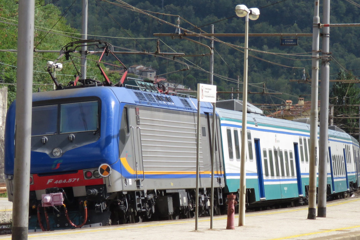 Senza biglietto picchia capotreno e carabiniere