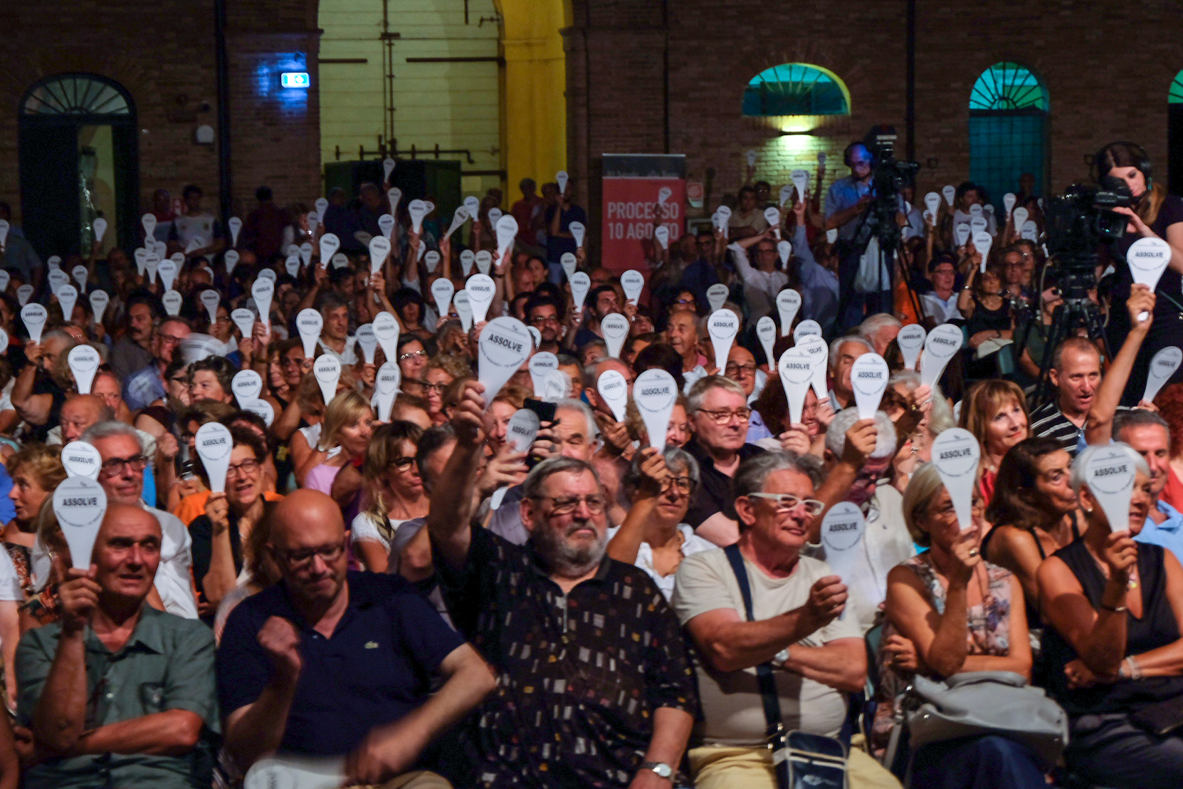 la giuria in piazza assolve Machiavelli