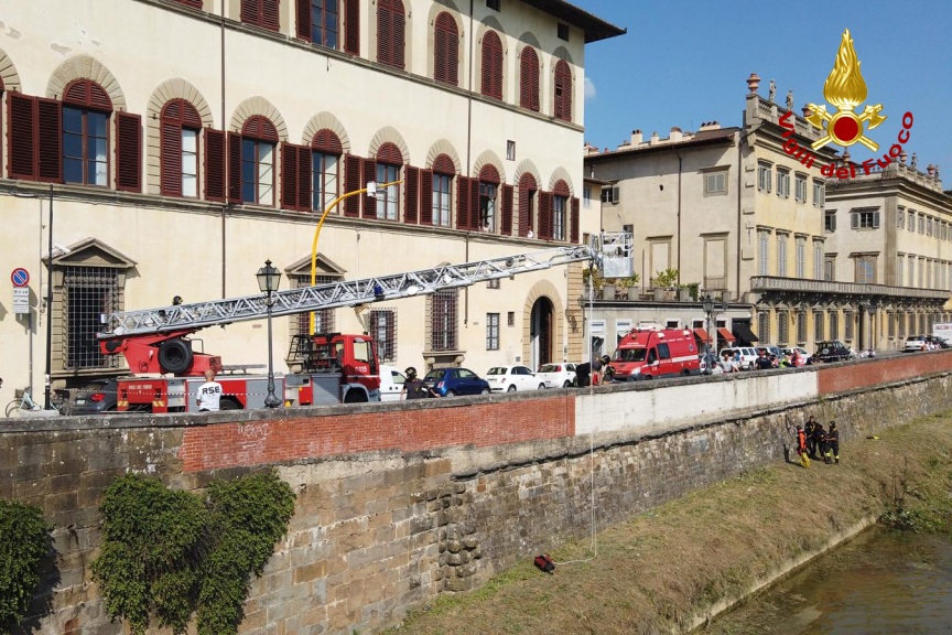 Le operazioni di salvataggio dell'uomo scivolato in Arno