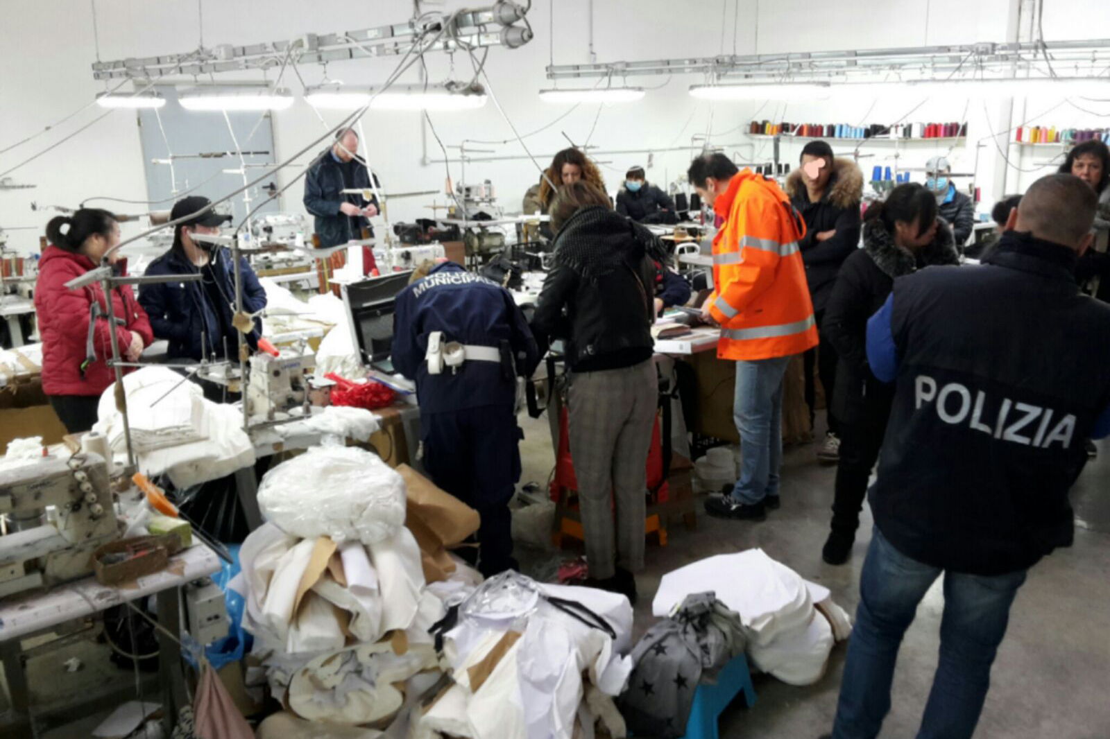 Lavoratori clandestini e a nero. Arrestata dalla polizia