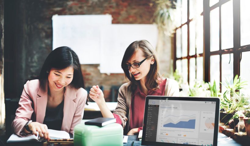 Donne al lavoro sorridenti