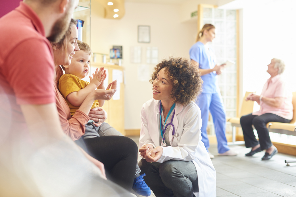 Female doctor talking to toddler Scena in ospedale
