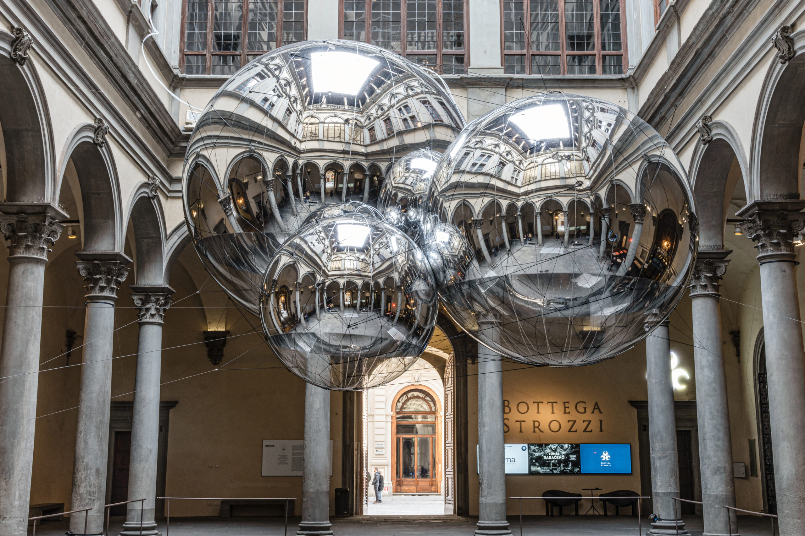 In 5.000 a Palazzo Strozzi per la riapertura della mostra Tomás Saraceno. Aria