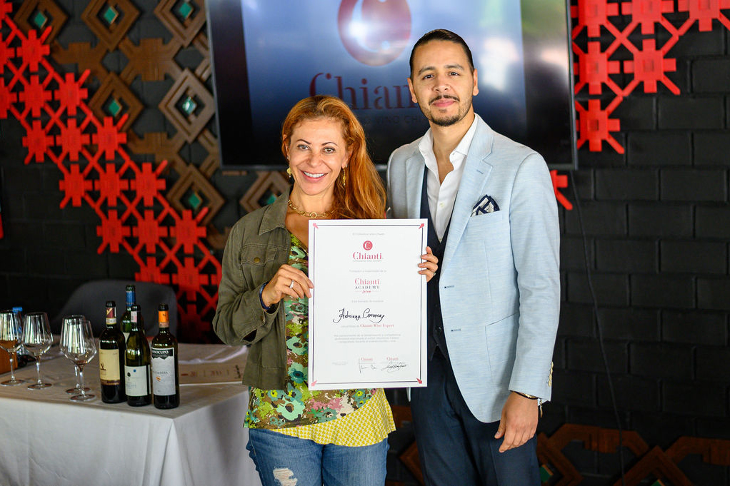 Una studentessa sudamericana riceve il diploma del vino Chianti