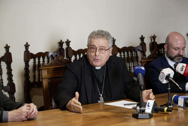 Il vescovo Giovanni Nerbini in conferenza stampa