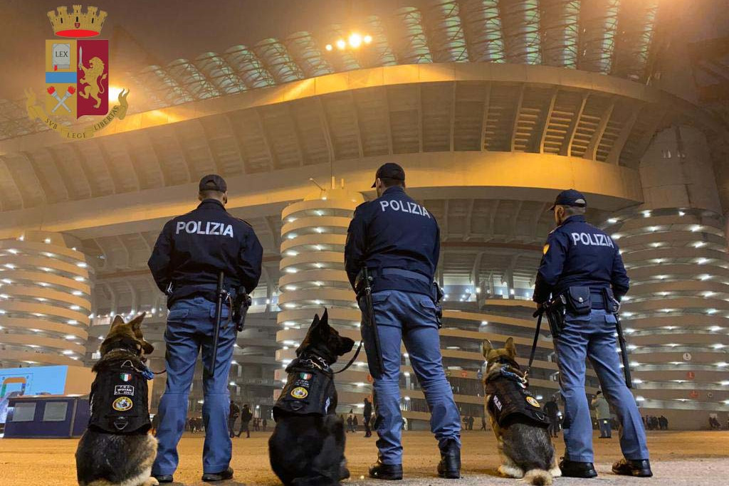 Polizia con cani allo stadio di San Siro a Milano