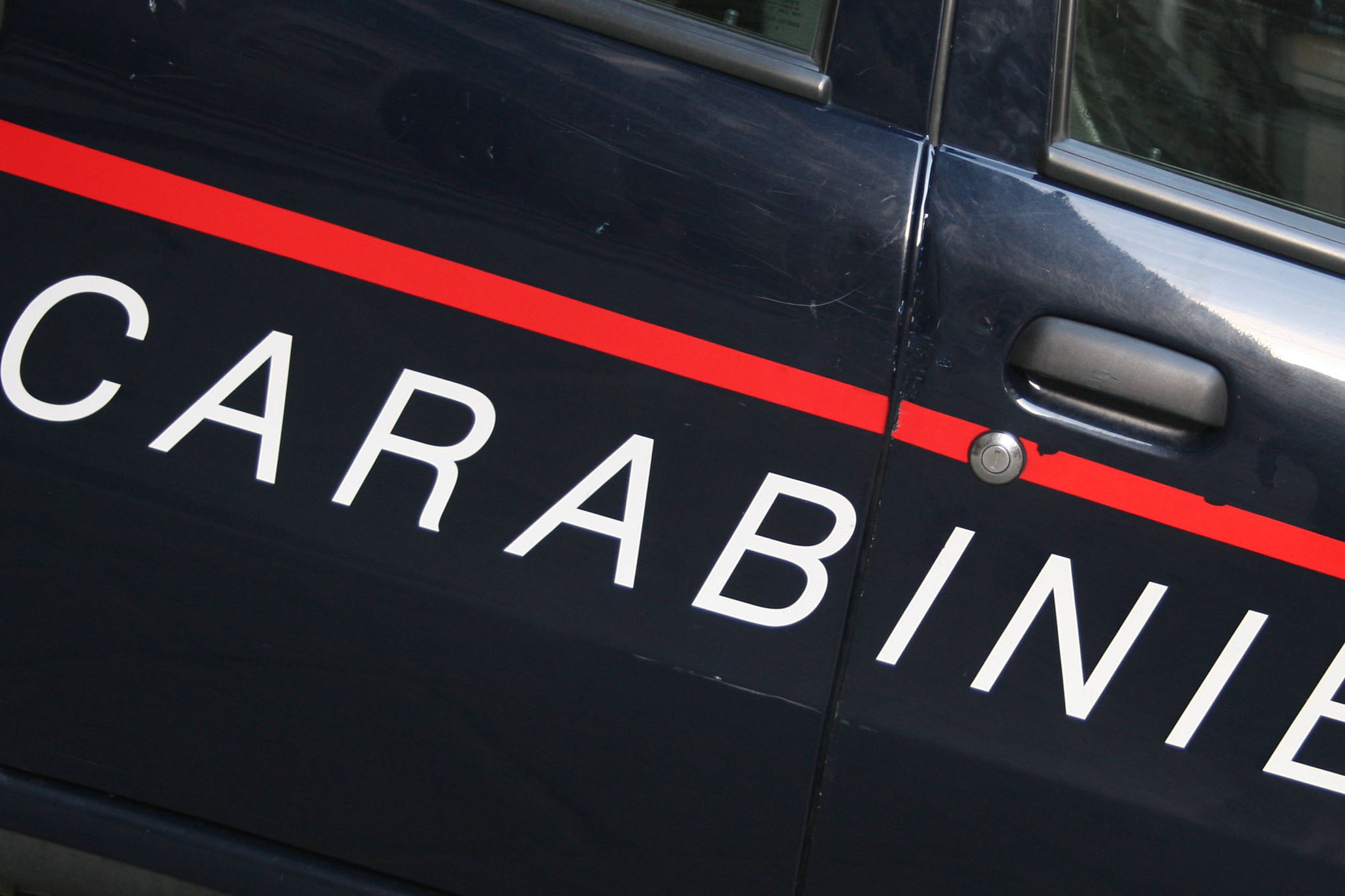 Carabinieri con scritta