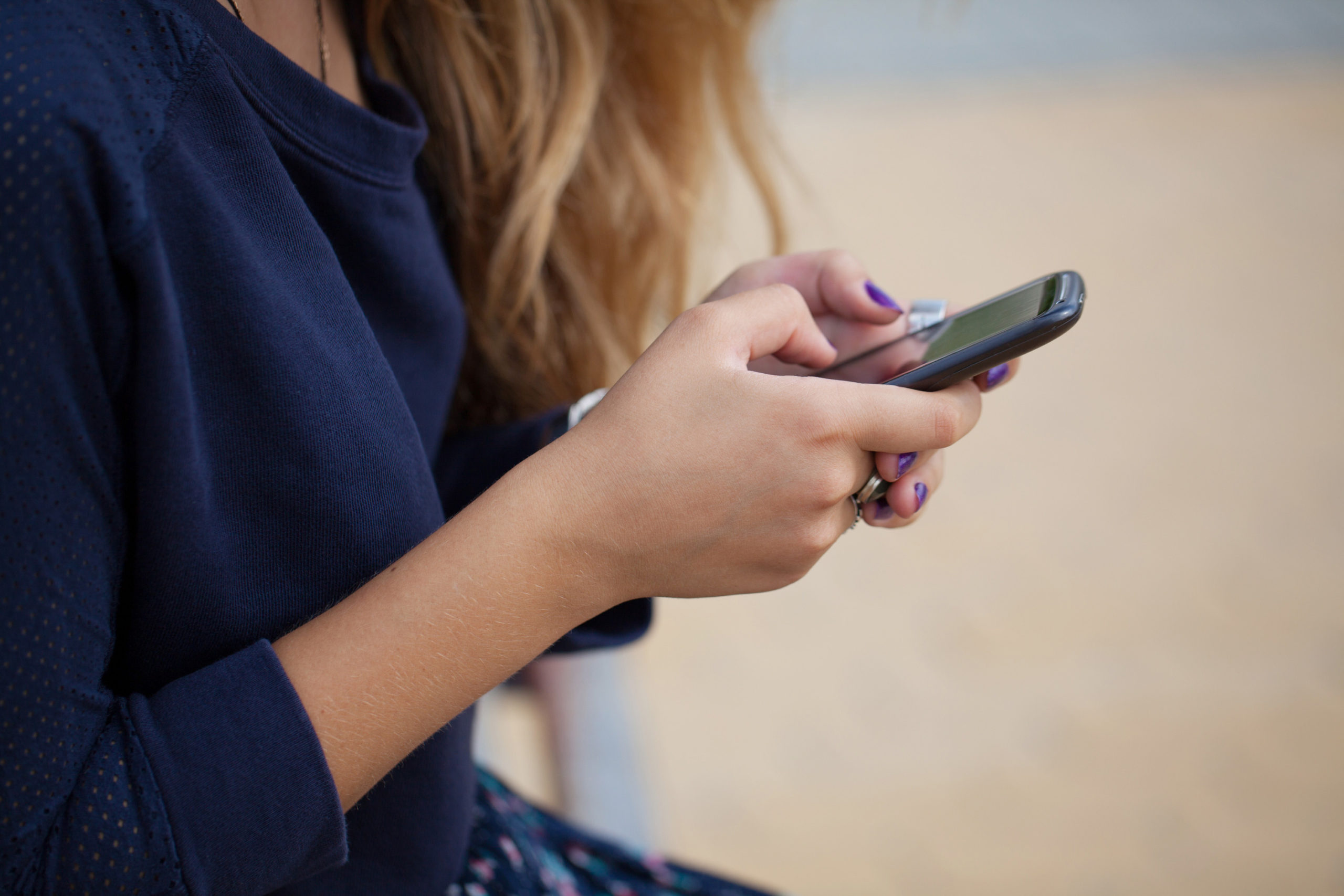 Giovane donna con lo smartphone