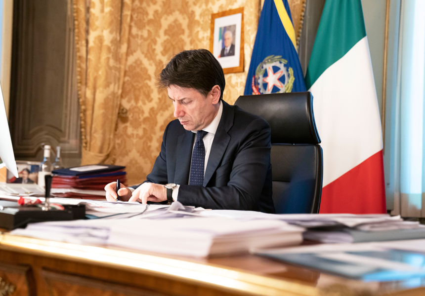 Giuseppe Conte firma il decreto del 22 marzo