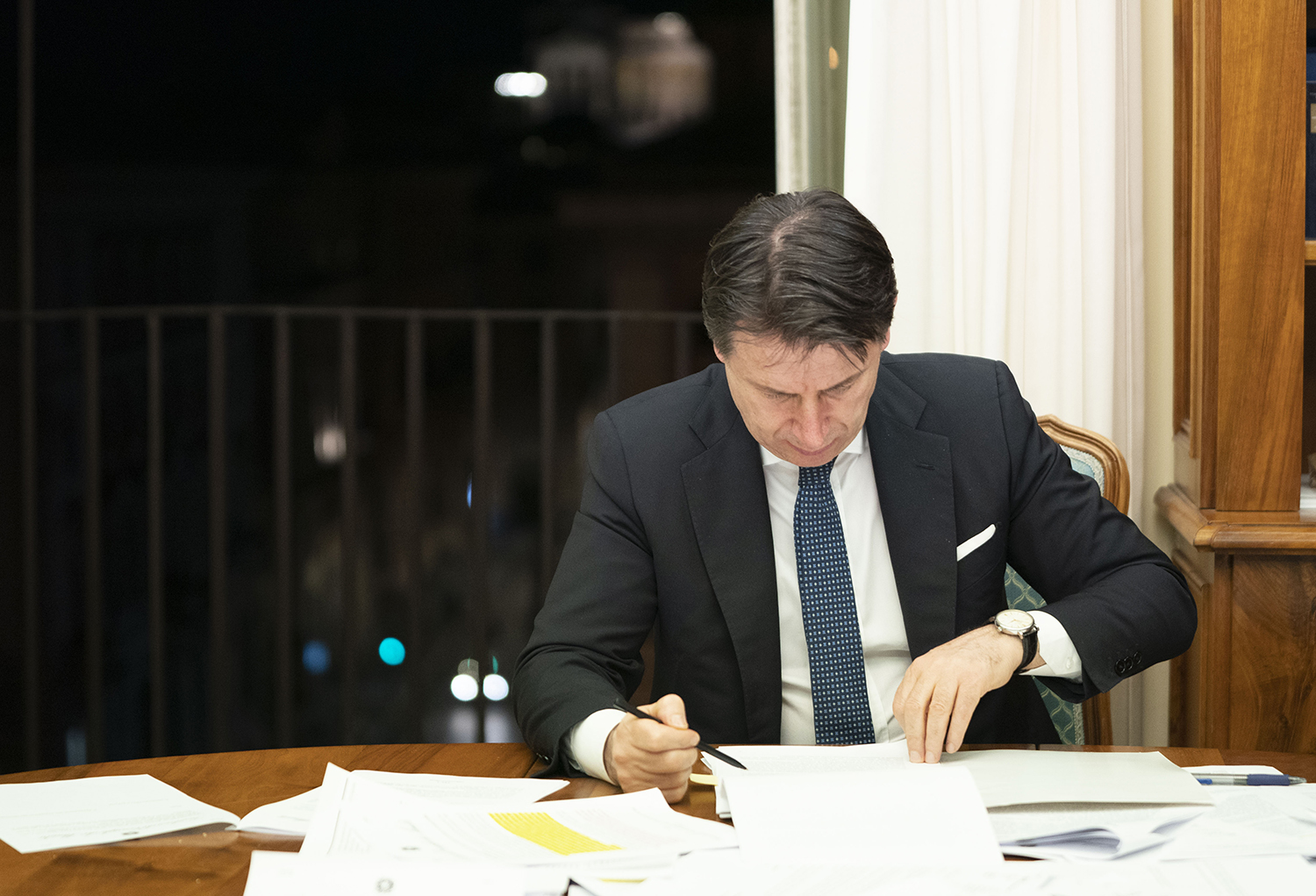 Conte firma Dpcm: coprifuoco e chiusure differenziate