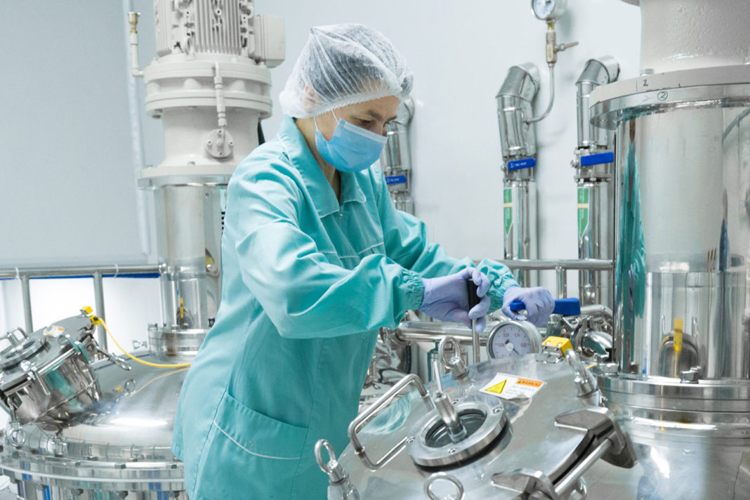 Un'operatrice in un laboratorio di ricerca farmaceutica