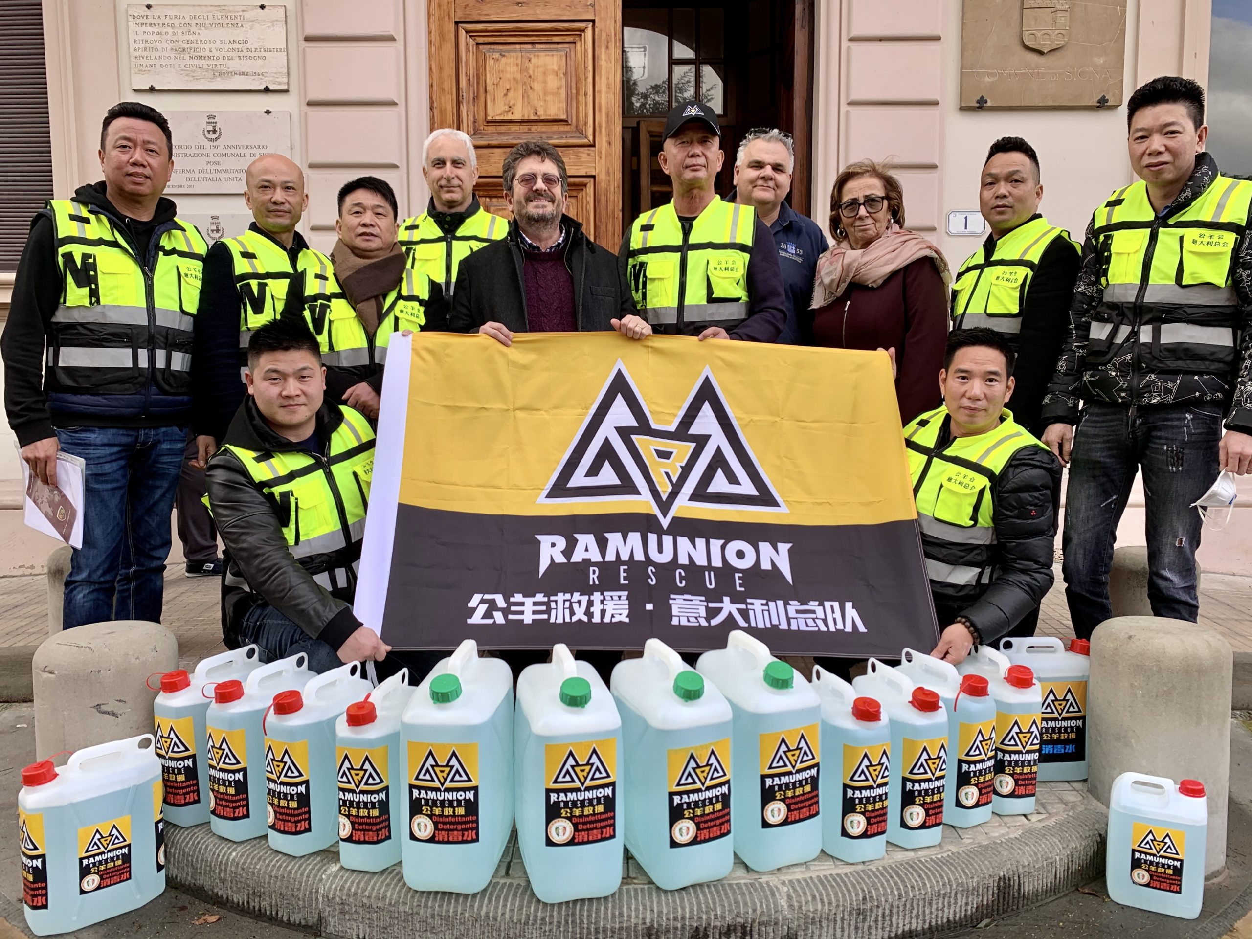 Le associazioni cinesi donano 200 litri di detergente al Comune di Signa