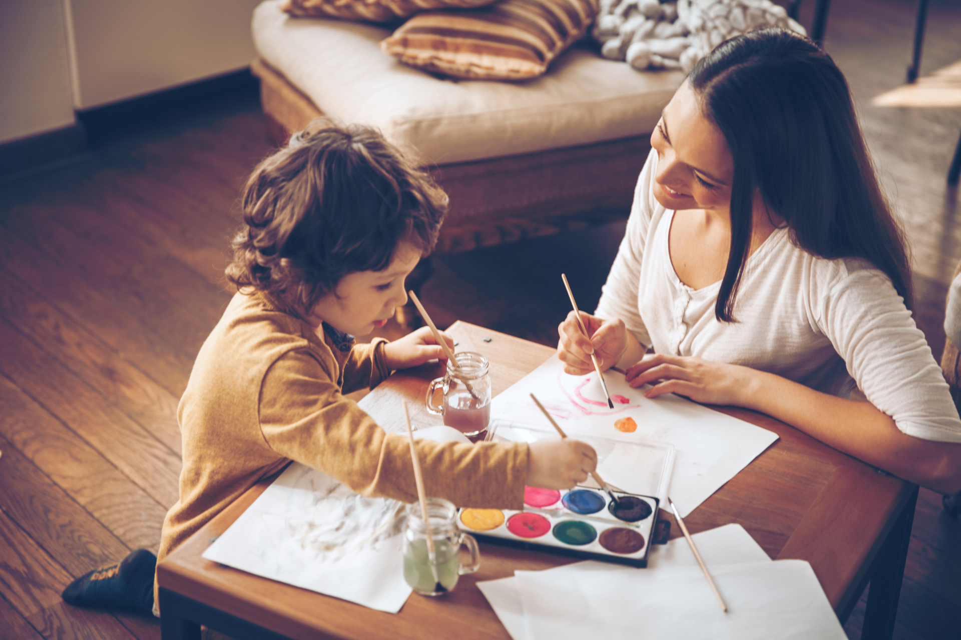 Mamma e bambino giocano con i colori