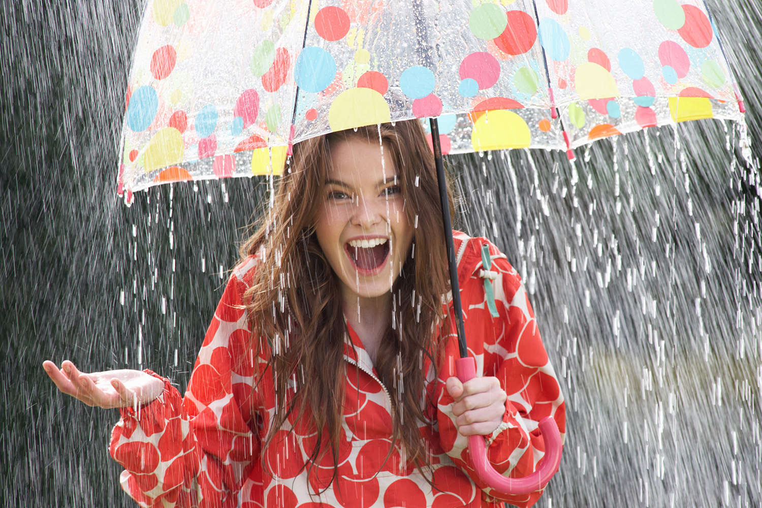 Ragazza sotto ombrello con pioggia