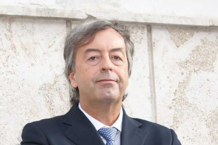 Burioni: “Ripreso test vaccino, forse effetto collaterale lieve”