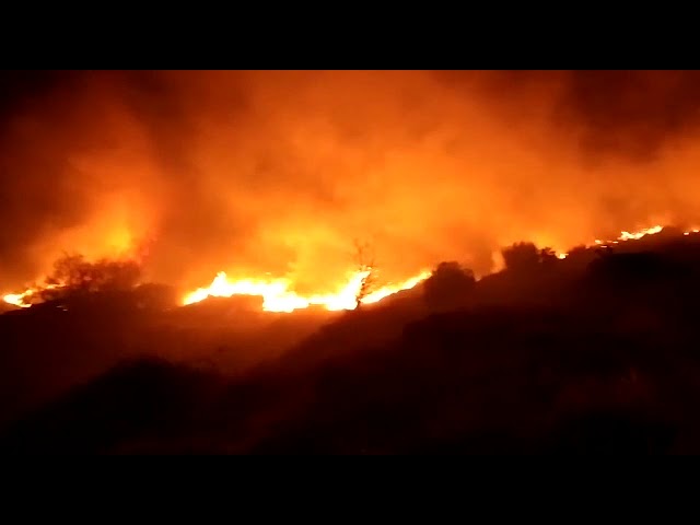 Grosso incendio boschivo sui monti di Camaiore (video)