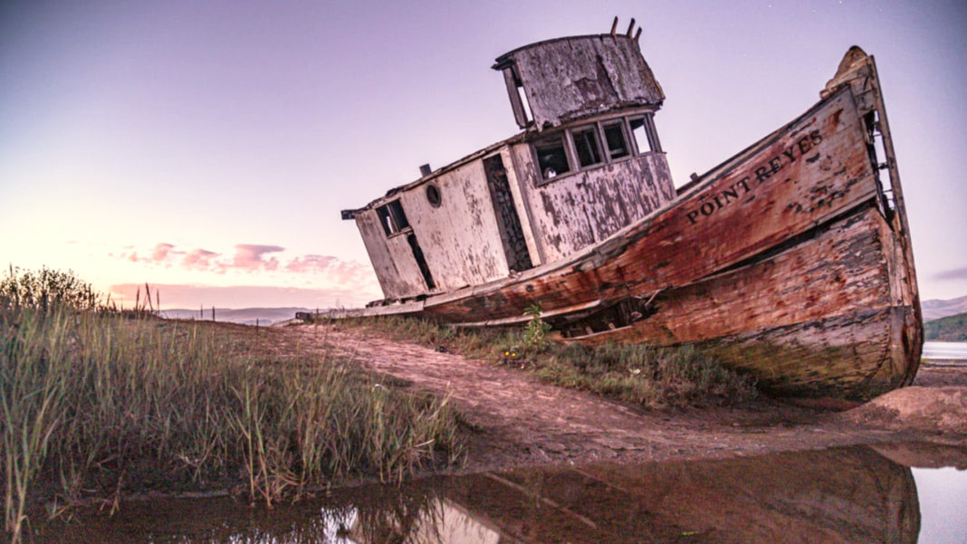 Barca abbandonata relitto