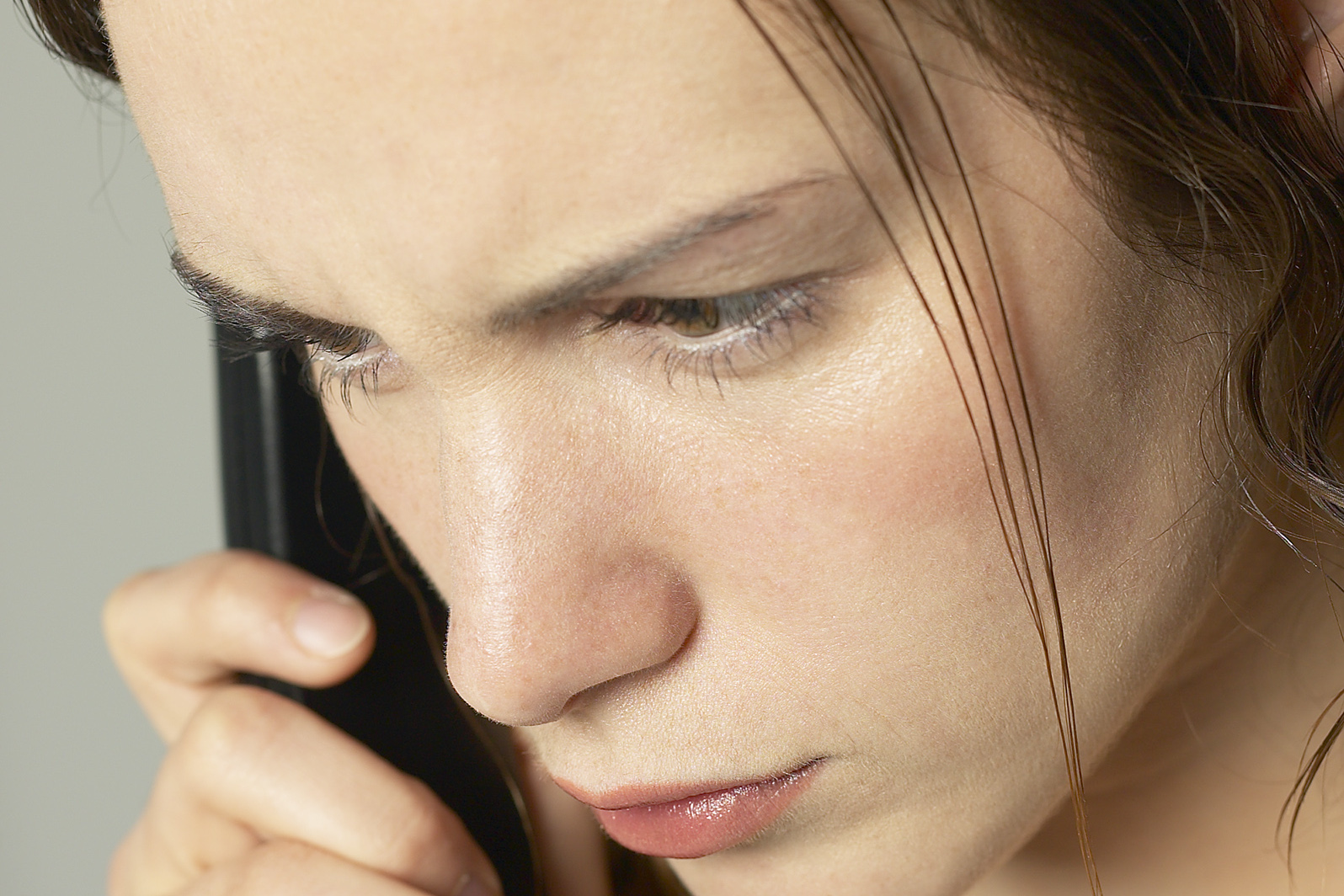 Giovane donna al telefono