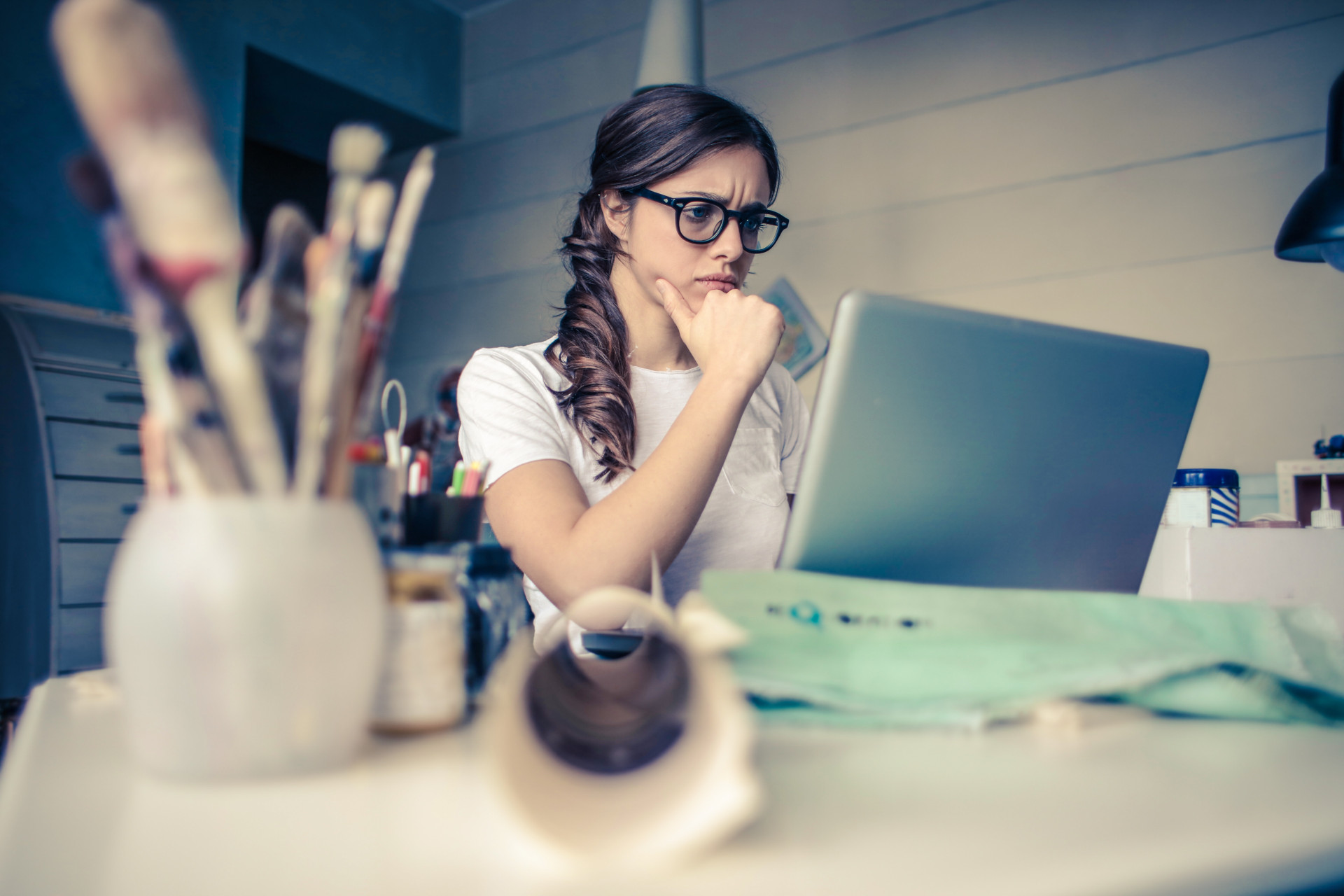 Giovane donna pensa davanti al computer