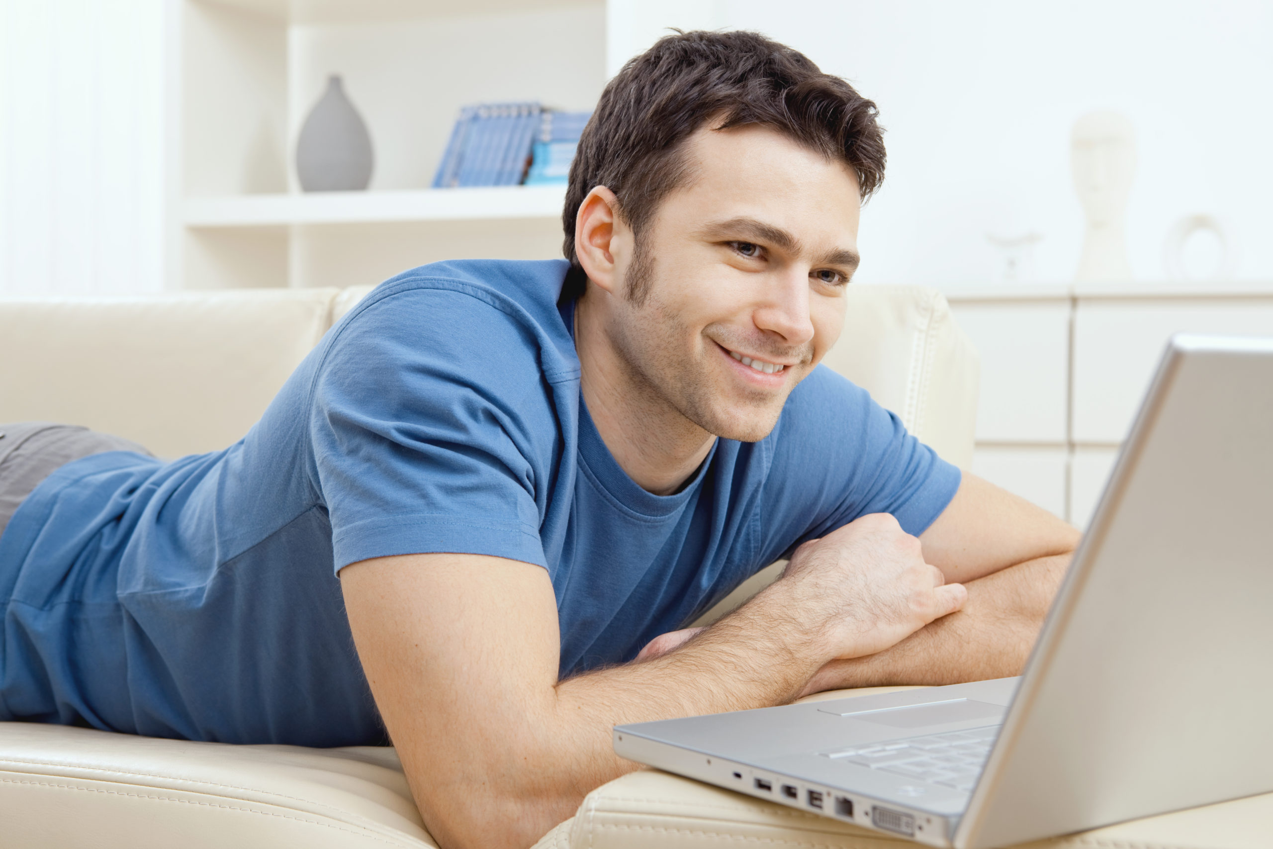 Картинки мужчины дома. Мужчина в интернете. Довольный мужчина. Человек с ноутбуком улыбается. Парень за компом.