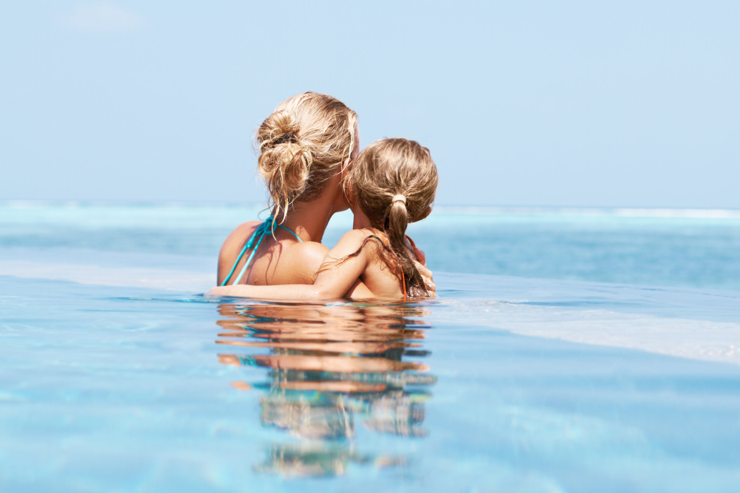 Mamma e bambino fanno il bagno