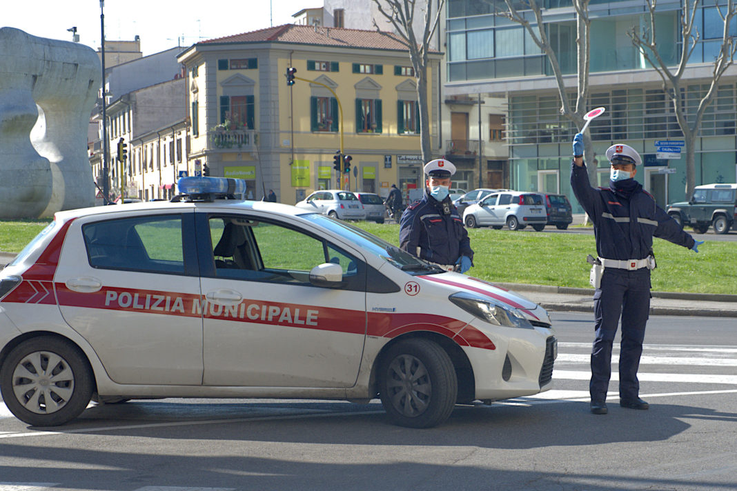 Due agenti della polizia municipale di Prato nel corso di un controllo Covid-19