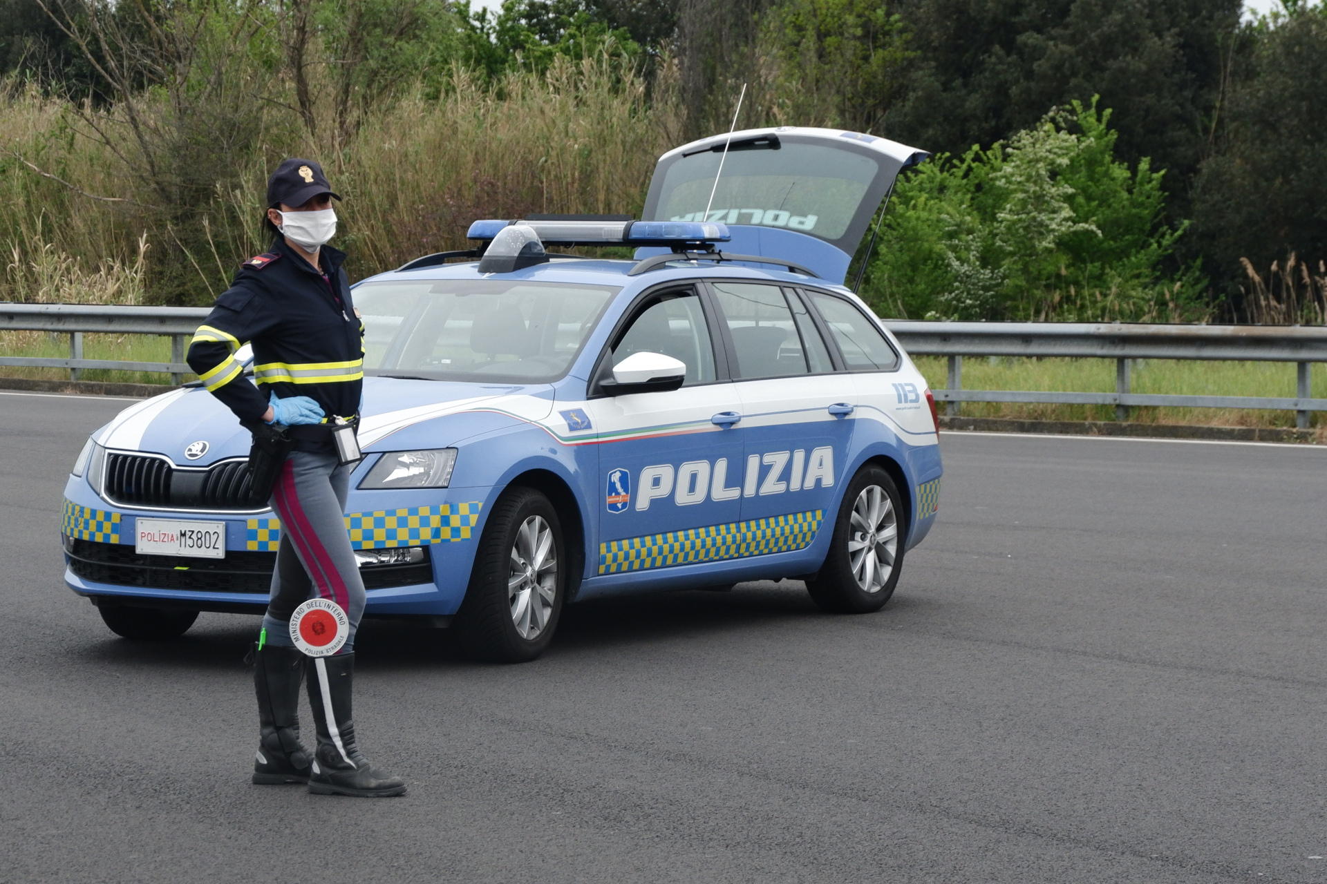 Va a rubare nel garage della polizia e lo prendono subito