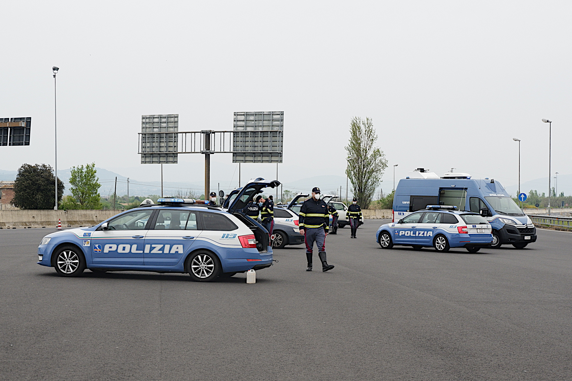 Toscani a casa, autostrade deserte, Polstrada in azione (le foto)