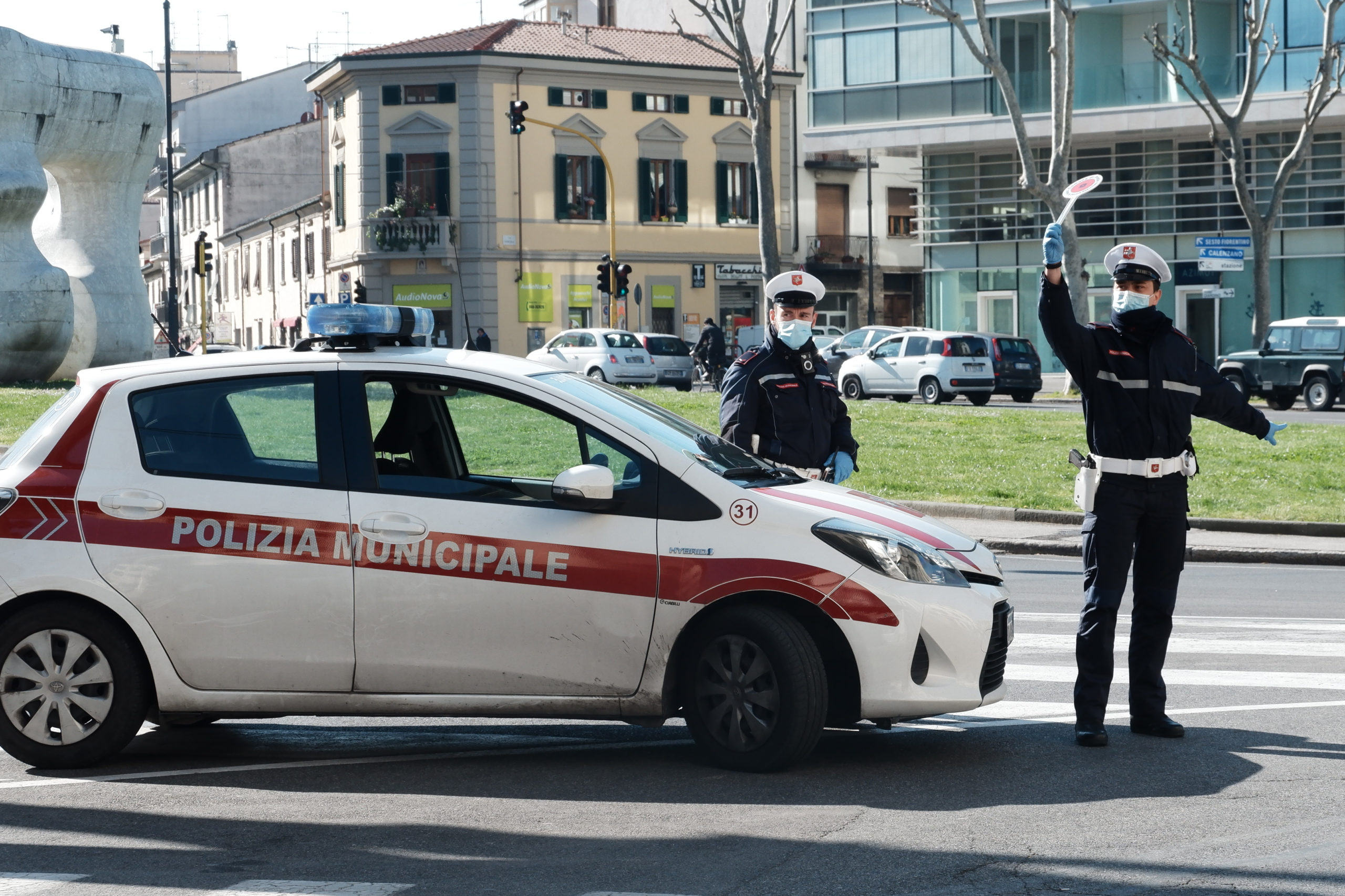 Posto di blocco della polizia municipale per il coronavirus