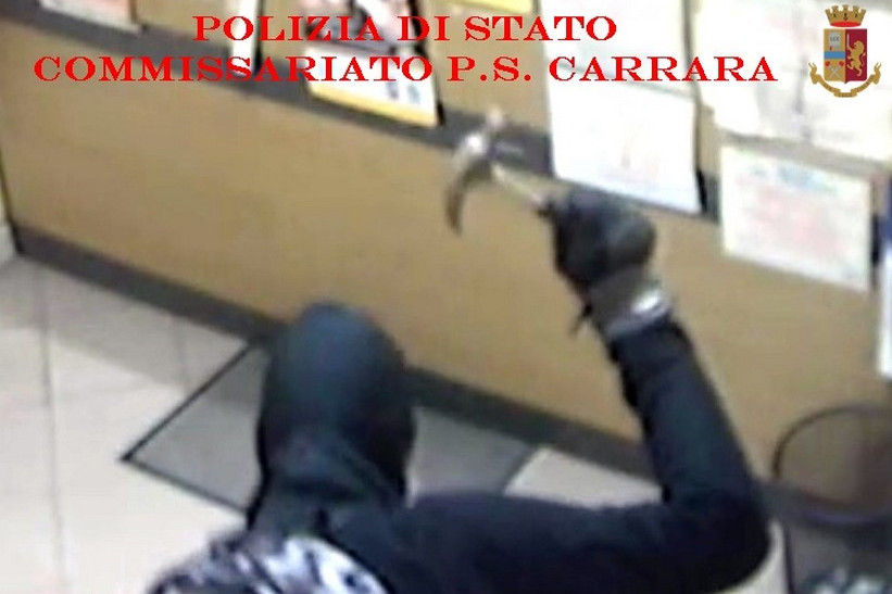 Rapinarono tabaccaio impugnando un martello: arrestati a Carrara