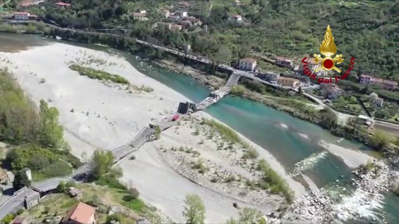 Il ponte crollato dall’elicottero dei vigili del fuoco (video)