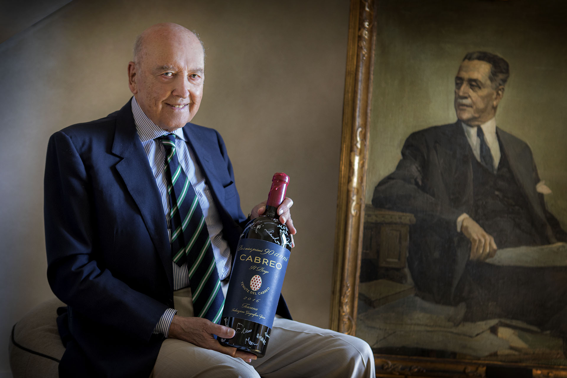 Ambrogio Folonari con la bottiglia regalo dei dipendenti
