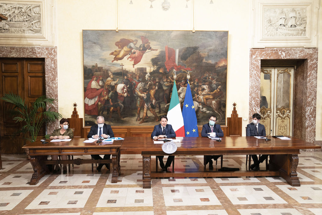 Il premier Conte e i ministri Bellanova, Bonafede, Gualtieri e Speranza durante la conferenza stampa per illustrare il decreto rilancio