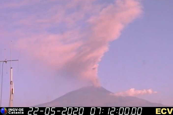 Il pennacchio dell'Etna questa mattina alle 7,24