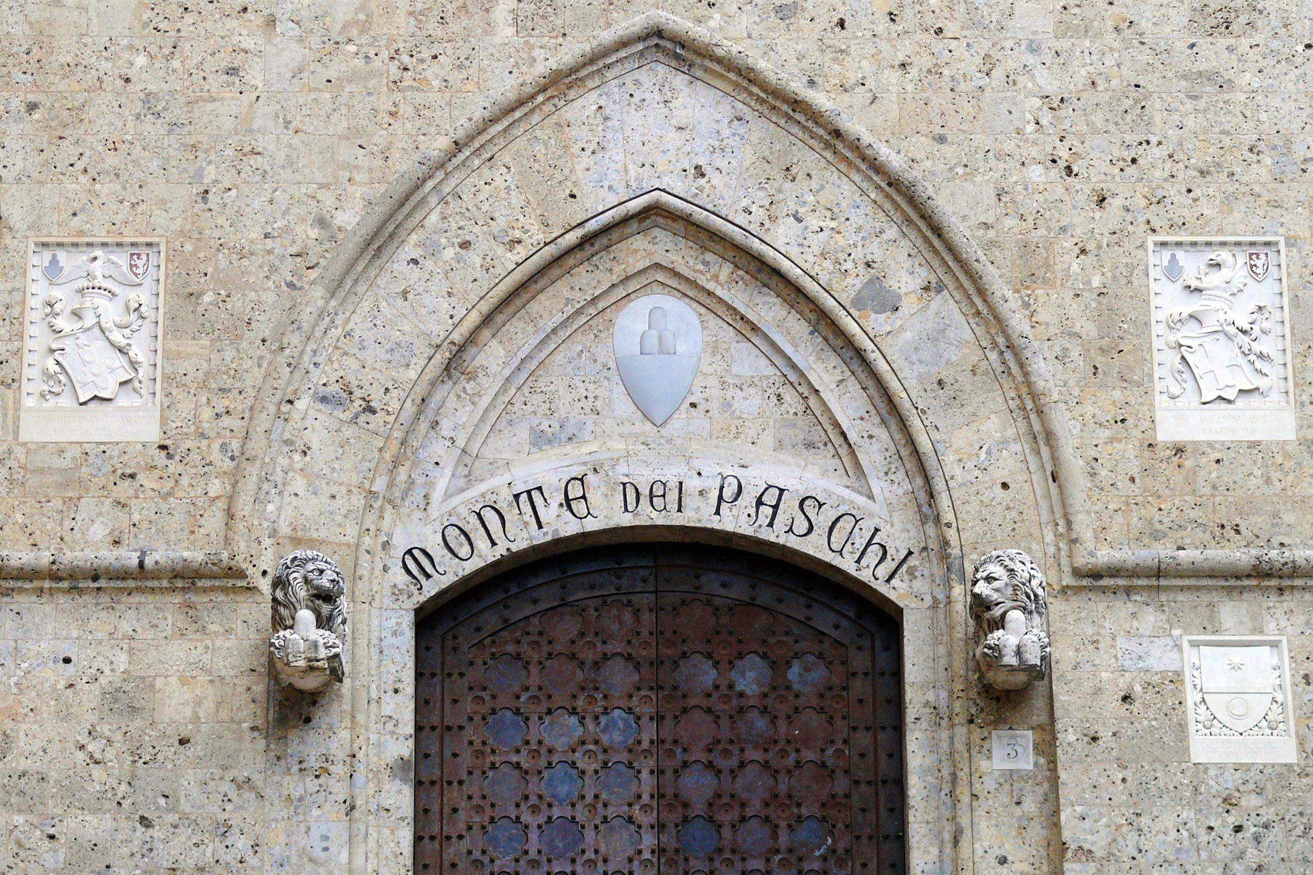 Il portone d'ingresso di Rocca Salimbeni sede central edel Monte dei Paschi di Siena