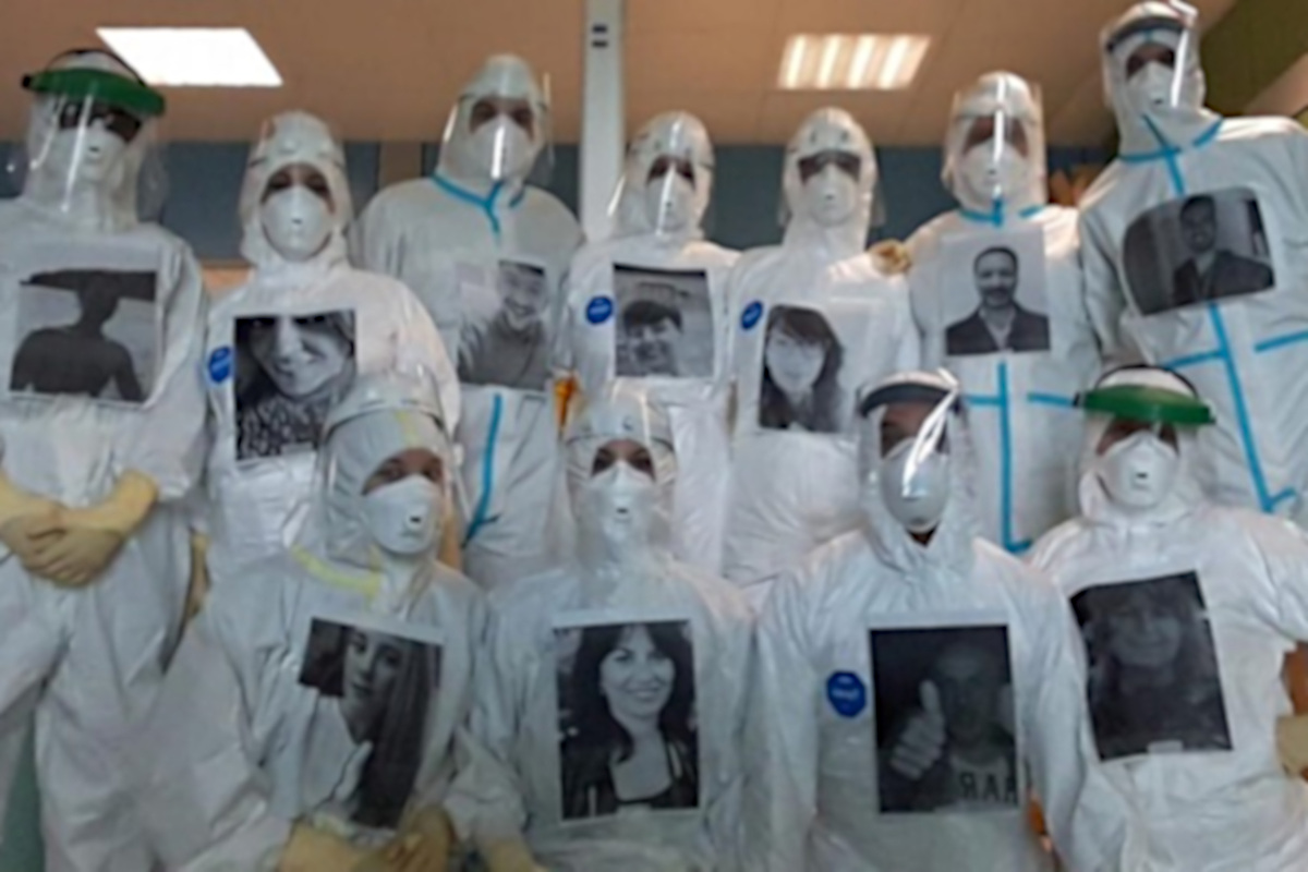 Gli infermieri di terapia intensiva di Prato con le loro foto sulla tuta