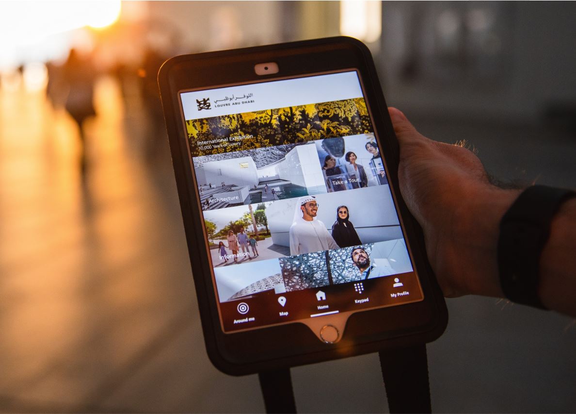 Il Louvre Abu Dhabi sullo schermo di un tablet