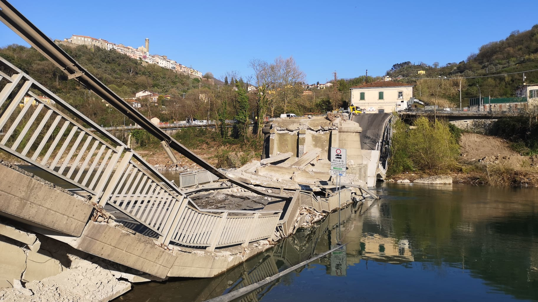 Ponte di albiano magra crollato